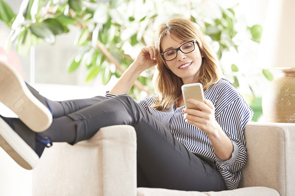 woman on the phone looking at dry eye tips